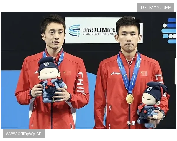 杨昊比赛间隙连喝两杯能量饮料，还真不是一般人撑得住的节奏？